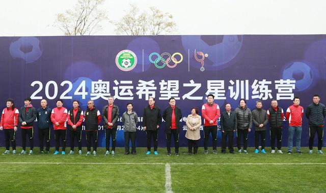 此前;阿汤哥在片场拍摄高难度的跳楼戏，幕后花絮照也随之流出，让不少粉丝心疼;阿汤哥希望他不要再这么拼命
